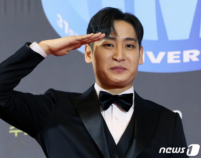 [사진] 박재정, 군 복무 앞두고 칼각 경례