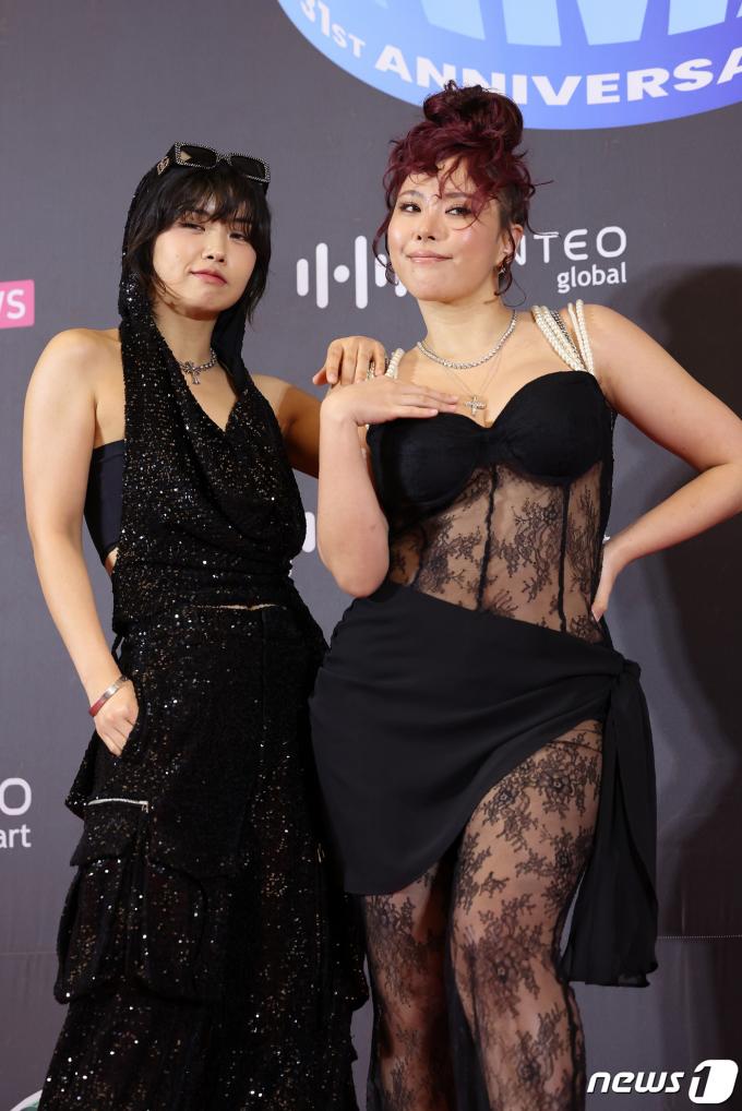 [사진] 아이키·가비, 레드카펫에 등장한 '센 언니들'