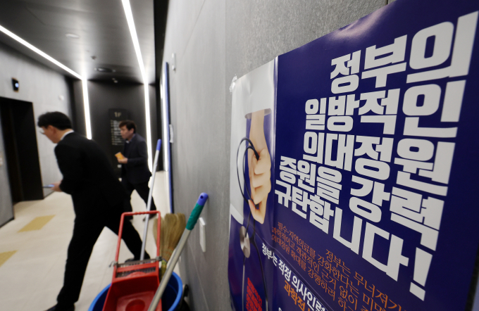 대한의사협회(의협) 비상대책위원회(비대위)는 18일 "정부가 의대생과 전공의들의 자유의사에 기반한 행동에 위헌적 프레임을 씌워 처벌하려 한다면 의료 대재앙을 맞이할 것"이라고 경고했다. 사진은 지난 15일 서울 용산구 대한의사협회에서 관계자들이 회의장으로 이동하는 모습. /사진=뉴스1