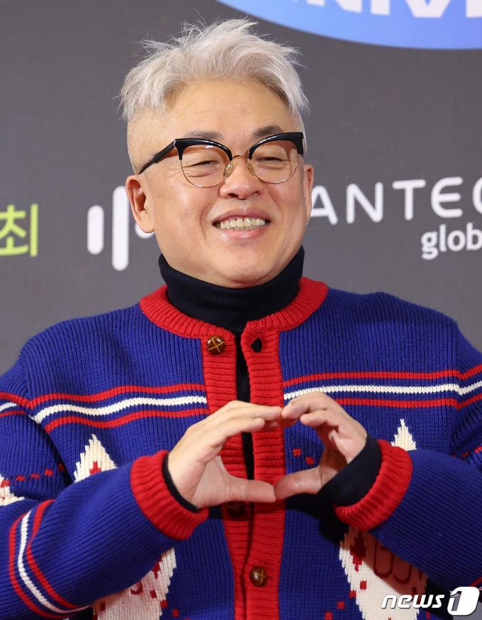 [사진] '천재 작곡가' 김형석, 수줍게 하트