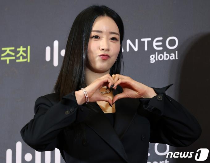 [사진] 에이핑크 윤보미, 귀엽게 하트