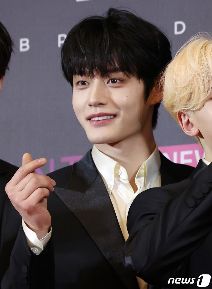 [사진] '욕설 의혹 논란' 제로베이스원 김지웅, 수줍은 미소