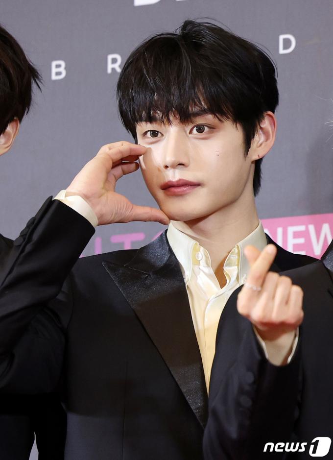 [사진] '욕설 의혹 논란' 제로베이스원 김지웅, 수줍게 볼하트