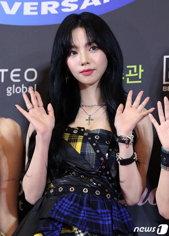 [사진] 에스파 카리나, 여신의 손인사
