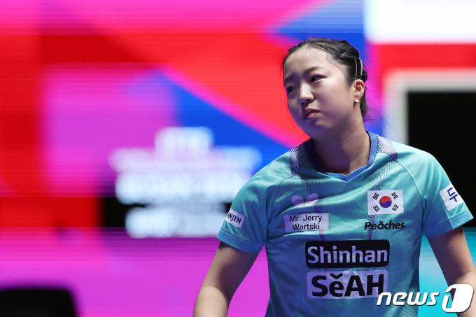 탁구 국가대표 신유빈이 18일 오후 부산 해운대구 벡스코에서 열린 'BNK부산은행 2024 부산세계탁구선수권대회' 여자단체전 조별리그 5조 3차전 대한민국과 푸에르토리코의 경기에서 실점 후 아쉬워하고 있다. 2024.2.18/뉴스1 ⓒ News1 이동해 기자