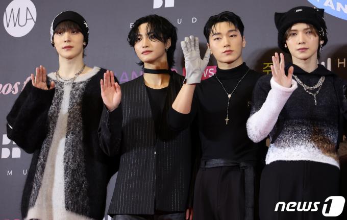 [사진] 에이티즈 윤호·성화·산·여상, 여심 흔드는 손인사