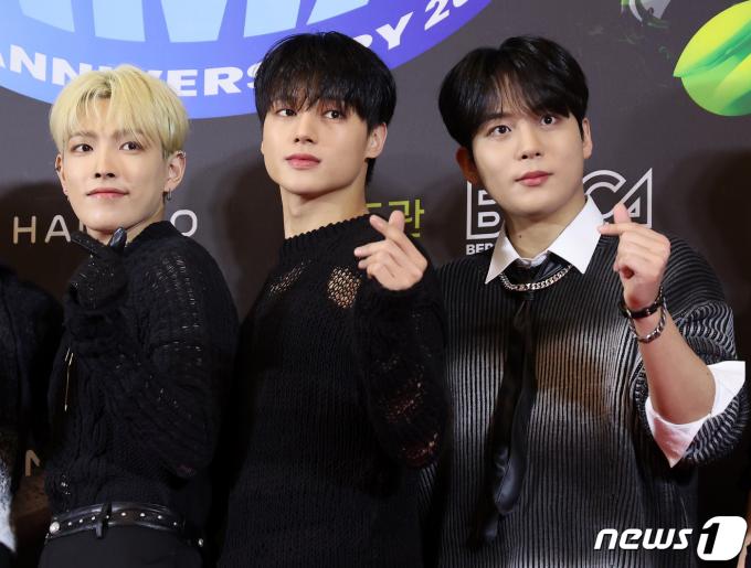 [사진] 에이티즈 홍중·우영·종호, 여심 녹이는 하트