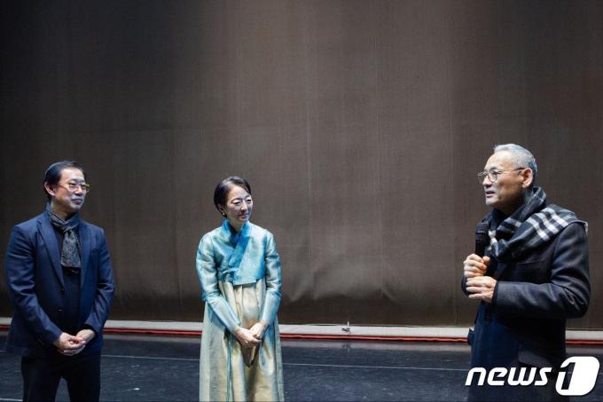 [사진] 유니버설발레단 격려하는 유인촌 장관