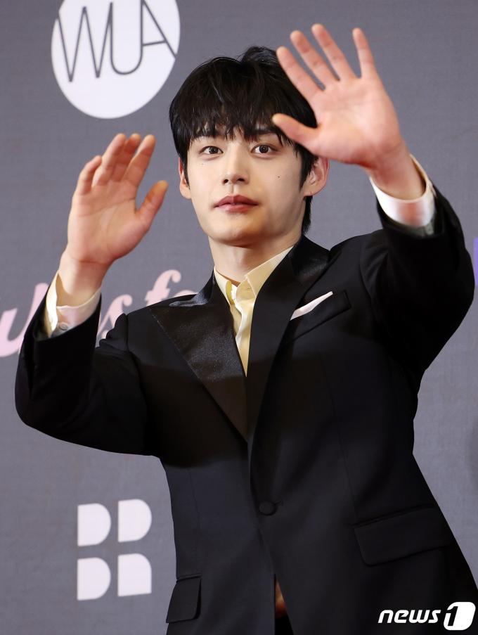 [사진] '욕설 의혹 논란' 제로베이스원 김지웅, 팬들 보며 손인사