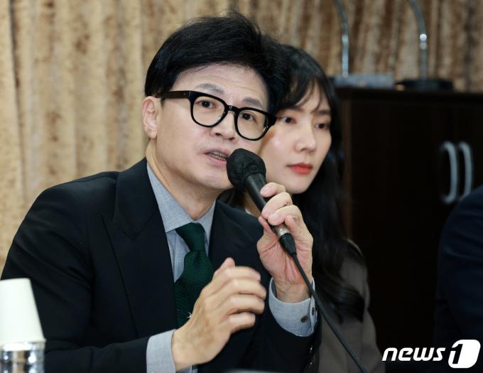 한동훈 국민의힘 비상대책위원장이 16일 오후 경기 의정부시 제일시장 번영회에서 열린 의정부 시민들과의 간담회에서 발언하고 있다. (공동취재) 2024.2.16/뉴스1 ⓒ News1 구윤성 기자