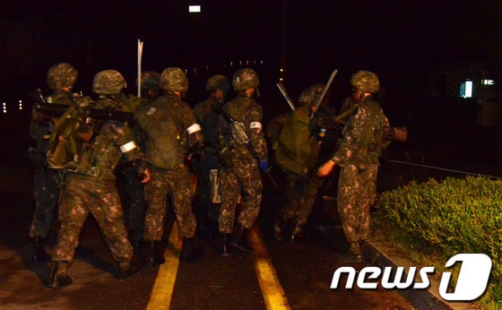 육군 22사단 헌병대가 강원 고성군 간성읍 대대리에서 GOP근무중 총기난사 후 도주한 임모 병장을 찾기 위해 수색작전을 하고 있다.  2014.6.22/뉴스1