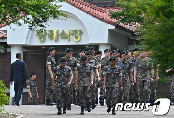 동부전선 GOP(일반전초) 총기난사 사건으로 숨진 장병들의 시신이 안치된 경기도 성남 국군수도통합병원 합동분향소에 조문을 마친 장병들이 분향소를 걸어 나오고 있다. 2014.6.23./뉴스1