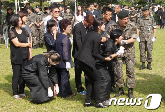 2014년 6월 28일 경기도 성남 국군수도병원에서 육군 제22보병사단장(葬)으로 엄수된 동부전선 GOP(일반전초) 총기난사 희생장병 합동영결식에서 유가족이 오열하고 있다. 2014.6.28/뉴스1