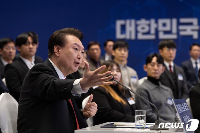 윤석열 대통령이 16일 대전 유성구 ICC호텔에서 '대한민국을 혁신하는 과학수도 대전'을 주제로 열린 열두 번째 국민과 함께하는 민생토론회에서 모두발언을 하고 있다. (대통령실 제공) 2024.2.16/뉴스1 ⓒ News1 오대일 기자