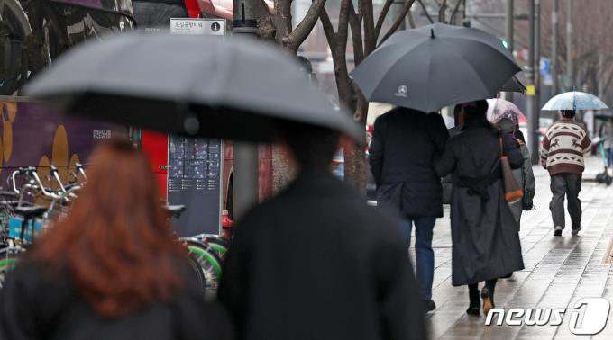 눈이 녹아 비가 된다는 우수를 하루 앞둔 18일 오후 서울 강남구 코엑스에서 우산을 쓴 시민들이 발걸음을 옮기고 있다. 2024.2.18/뉴스1 ⓒ News1 장수영 기자