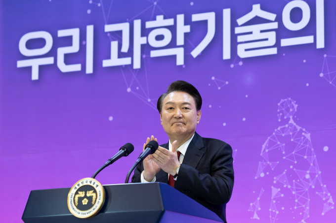 윤석열 대통령의 국정 수행 긍정 평가가 39.5%를 기록했다. 사진은 윤 대통령이 지난 16일 대전 유성구 ICC호텔에서 열린 미래 과학자와의 대화에서 참석자들을 격려하는 모습. /사진=뉴스1(대통령실 제공)