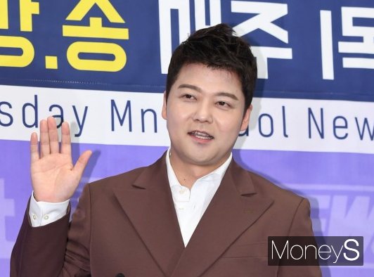 방송인 전현무가 MBC '나 혼자 산다' 스튜디오 촬영에서 끼고 나온 반지로 때아닌 열애설·결혼설이 불거졌다.사진은 지난 2019년 4월 서울 마포구 상암동 스탠포드호텔에서 열린 M.net 예능 'TMI NEWS' 제작발표회에 참석한 방송인 전현무. /사진=장동규 기자