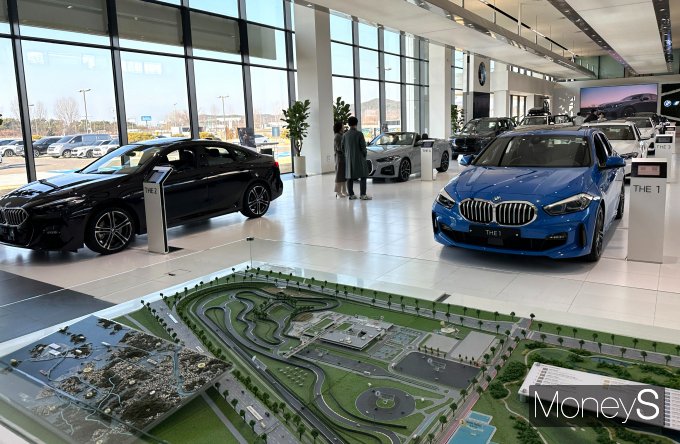 BMW 드라이빙센터에 전시된 BMW 신차/사진=장동규 기자