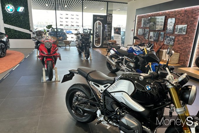 BMW 드라이빙센터에 전시된 BMW 모터사이클/사진=장동규 기자