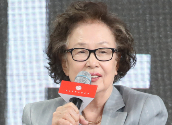 배우 나문희가 지난 18일 가수 임영웅에 대한 남다른 팬심을 드러냈다. 사진은 배우 나문희가 7일 부산 해운대구 영화의전당 BIFFXGENESIS 야외무대에서 열린 제28회 부산국제영화제 영화 '소풍' 오픈토크에 참여한 모습. /사진=뉴스1 