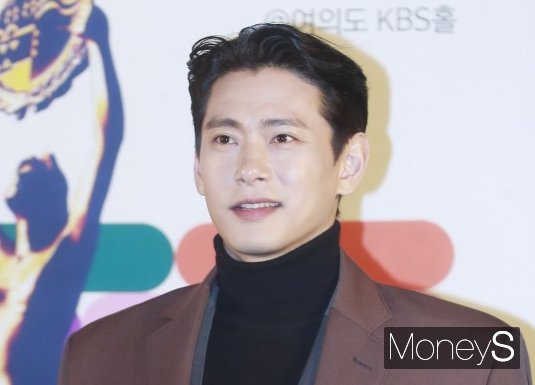 한국계 셀린 송 감독의 영화 '패스트 라이브즈'의 영국 아카데미 수상이 불발됐다. 사진은 지난 2021년 11월 서울 영등포구 IFC몰 내 CGV 여의도에서 열린 제42회 청룡영화상 핸드프린팅 행사에 참석한 배우 유태오. /사진=임한 기자