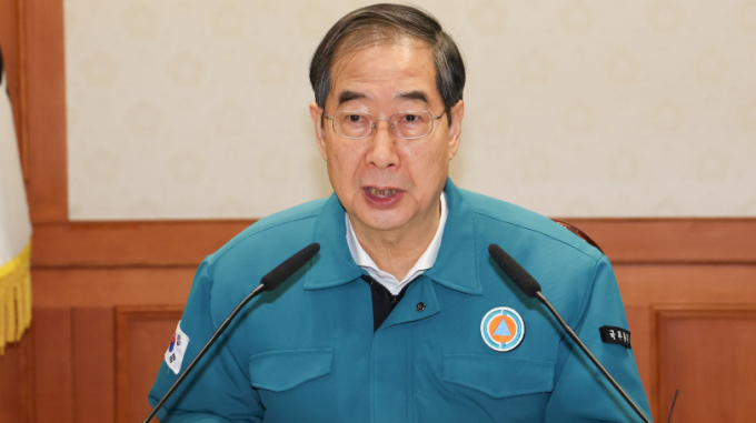 한덕수 국무총리가 19일 정부서울청사에서 열린 의료계 집단행동 대응 관계장관회의에서 의료계의 집단행동 계획 철회를 촉구했다. 사진은 이날 관계장관회의에서 모두발언하는 한 총리. /사진=뉴스1