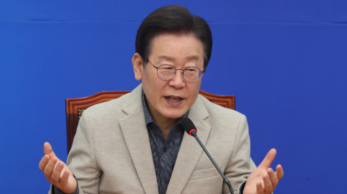 이재명 더불어민주당 대표가 19일 오전 서울 여의도 국회에서 열린 최고위원회의에서 2000명 의대 정원 확대 방침에 대해 불가능하다고 비판했다. 사진은 이날 최고위원회에서 발언하는 이 대표. /사진=뉴스1