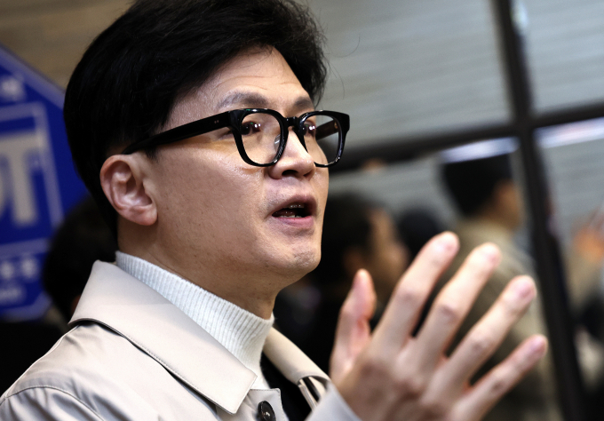 한동훈 국민의힘 비상대책위원장이 개혁신당의 내홍과 관련해 "돈 때문에 위장 결혼하듯 창당한 것"이라고 밝혔다. 사진은 여의도 당사 출근길에서 취재진의 질문에 답하고 있는 한 위원장./사진=뉴스1
