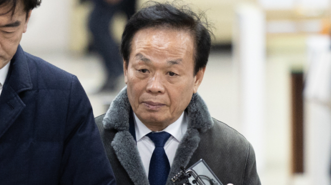 백현동 개발사업 관련 인허가를 청탁 또는 알선한 명목으로 정바울 아시아디벨로퍼 대표로부터 77억원과 5억원 상당의 함바식당 사업권을 수수한 혐의 등으로 기소된 김인섭 전 한국하우징 기술 대표가 1심 판결에 항소를 제기했다. 사진은 지난 13일 서울중앙지방법원에서 열린 선고 공판에 출석하는 김 전 대표. /사진=뉴스1