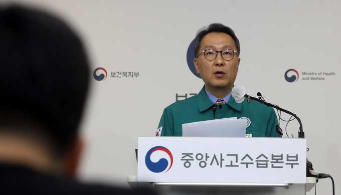 박민수 중앙사고수습본부 부본부장(보건복지부 제2차관)이 19일 오전 세종시 정부세종청사에서 의료개혁과 의사 집단행동에 대한 정부의 입장을 발표하고 있다. /사진=뉴스1