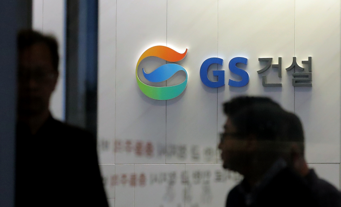 GS건설이 검단 아파트 붕괴에 대한 서울시의 영업정지 처분에 대해 소송을 제기했다. 사진은 서울 종로구 GS건설 사옥 로비. /사진=뉴시스
