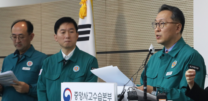 박민수 중앙사고수습본부 부본부장(보건복지부 제2차관)이 19일 오전 세종시 정부세종청사에서 의료개혁과 의사 집단행동에 대한 정부의 입장을 발표하고 있다. /사진=뉴스1
