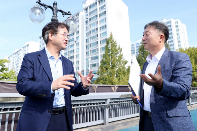 이동환 고양특례시장(왼쪽)이 관계자와 함께 일산신도시 현장 점검을 하고 있다. / 사진제공=고양특례시