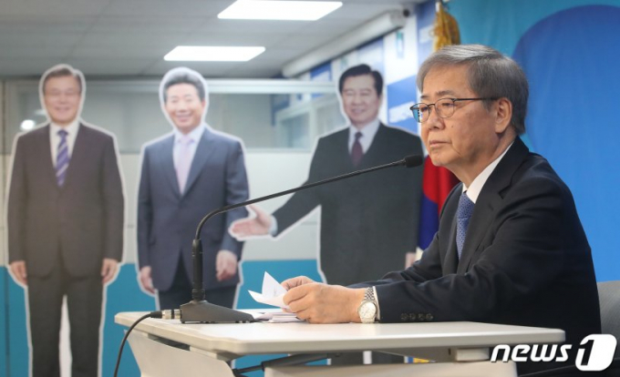 임혁백 더불어민주당 중앙당공직선거후보자추천관리위원장이 지난 6일 서울 여의도 민주당 중앙당사에서 기자회견을 갖고 4·10 총선 1차 심사 결과를 발표하고 있다./사진=뉴스1 