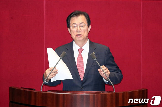이만희 국민의힘 의원이 9일 오후 서울 여의도 국회 본회의장에서 열린 제411회 국회(임시회) 제4차 본회의에서 10.20 이태원 참사 진상규명과 재발 방지를 골자로 한 이태원 참사 특별법 수정안 표결에 앞서 토론발언하고 있다./사진제공=뉴스1