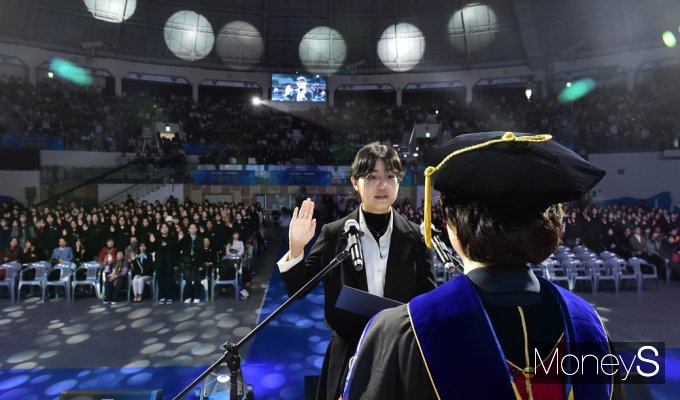 ▲ 가족, 학부 재학생, 교직원들 앞 신입생 대표의 입학 선서