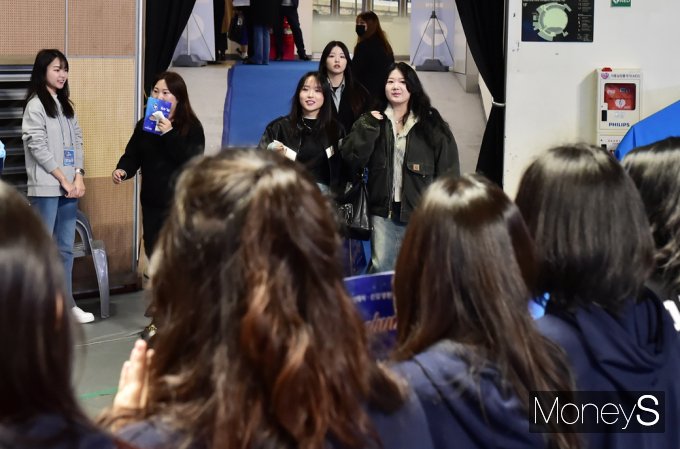 ▲ 학과 선배들의 환영인사에 새내기들은 어리둥절