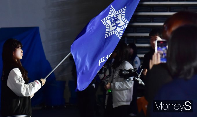 ▲ 기수단 등장에 셔터소리 찰칵찰칵!