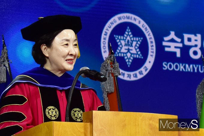 ▲ 환영사 전하는 장윤금 숙명여대 총장 "오늘부터 자랑스런 숙명인이 되신 여러분들을 진심으로 환영하고 축하합니다"