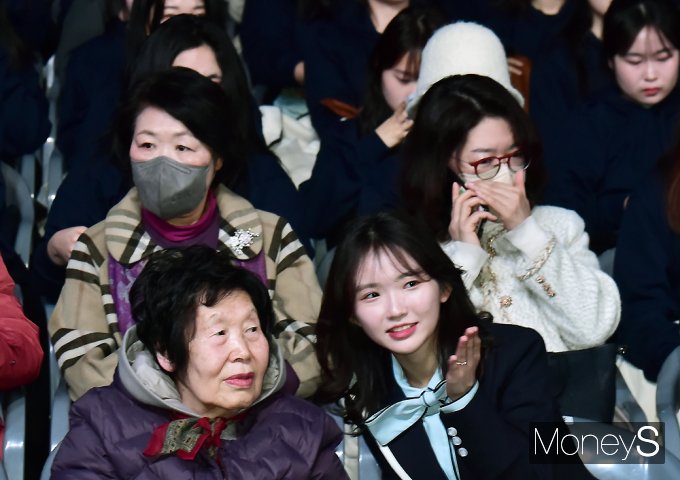 ▲ 새내기로 숙대 입학한 83세 김정자 할머니(왼쪽)