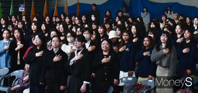 ▲ 떨림반 설렘반 국민의례갖는 새내기 대학생들 