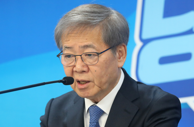 이재명 더불어민주당 대표의 밀실공천 논란에 대해 임혁백 민주당 공관위원장이 "앞으로는 이런 일이 없을 것"이라고 말했다. 사진은 임 공관위원장이 지난 6일 서울 여의도 민주당 중앙당사에서 기자회견을 갖고 4·10 총선 1차 심사 결과를 발표하는 모습. /사진=뉴스1
