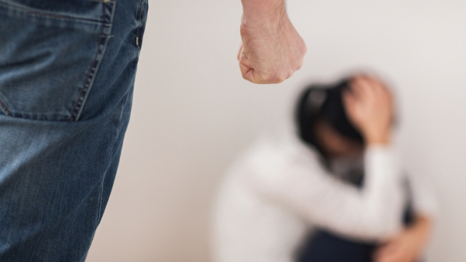 빵집 위치를 묻는 여성에게 욕설한 후 폭행으로 기절시킨 20대 남성 A씨에 대해 재판부가 징역 1년에 집행유예 2년을 선고했다. 사진은 기사 내용과 무관. /사진=이미지투데이