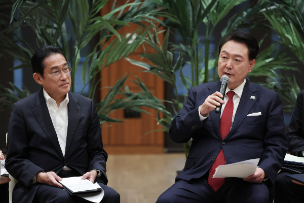 한일 관계가 개선됨에 따라 한국과 일본이 서로에 대한 호감도가 높아졌다는 설문조사 결과가 나왔다. 사진은 지난해 11월 한일 스타트업 간담회에서 윤석열 대통령과 기시다 후미오 일본 총리가 마이크를 쥔 모습. / 사진=뉴시스 (공동취재)