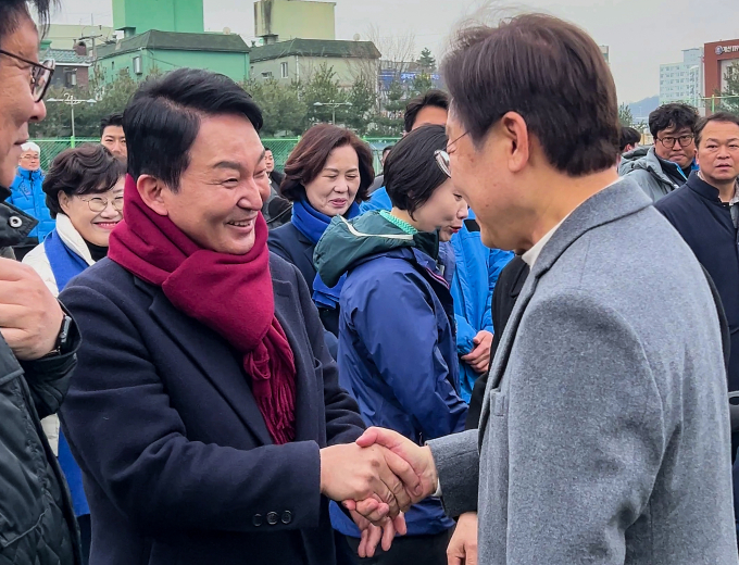 19일 원희룡 전 국토부장관이 총선 첫번째 공약을 발표하며 이재명 더불어민주당 대표를 저격했다. 사진은 이 대표와 원 전 장관(왼쪽)이 지난 18일 인천광역시 계양축구협회 시무식에서 만나 인사를 나누는 모습. /사진=뉴시스(독자 제공)   