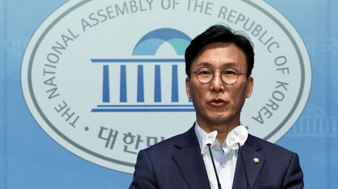 더불어민주당이 4·10 총선을 앞두고 주요 공약을 담당하는 정책기획단 태스크포스(TF)를 발족한다. 사진은 지난 2023년 9월 더불어민주당 원내대표 선거에 출마한 김민석 의원이 기자회견 하고 있는 모습. /사진=뉴스1