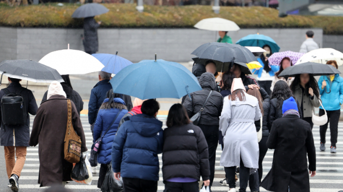 오는 20일 오전 6시부터 낮 12시까지 충청과 남부 지방, 제주에서 비가 내리기 시작해 충청권까지 확대될 전망이다. 기온은 하루만에 최대 10도 떨어져 다소 쌀쌀할 전망이다. 사진은 지난18일 서울 중구 을지로 동대문디자인플라자(DDP)에서 시민들이 우산을 쓰고 걸어가는 모습. /사진=뉴스1