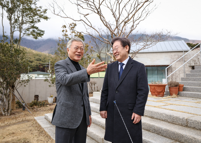 더불어민주당이 총선을 앞두고 당내 계파 갈등에 대한 걱정이 깊어지고 있다. 사진은 이재명 더불어민주당 대표(오른쪽)가 지난 4일 경남 양산시 하북면 평산마을을 찾아 문재인 전 대통령을 예방한 모습. /사진=뉴스1(민주당 제공) 