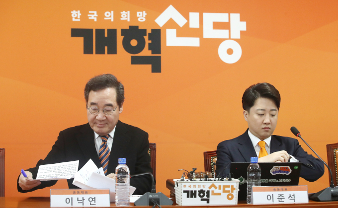 이낙연 개혁신당 공동대표와 이준석 개혁신당 공동대표가 총선 지휘권을 두고 신경전을 벌이고 있다. 사진은 이낙연(왼쪽)·이준석 개혁신당 공동대표가 19일 서울 여의도 국회에서 열린 개혁신당 최고위원회의에 참석한 모습. /사진=뉴스1
