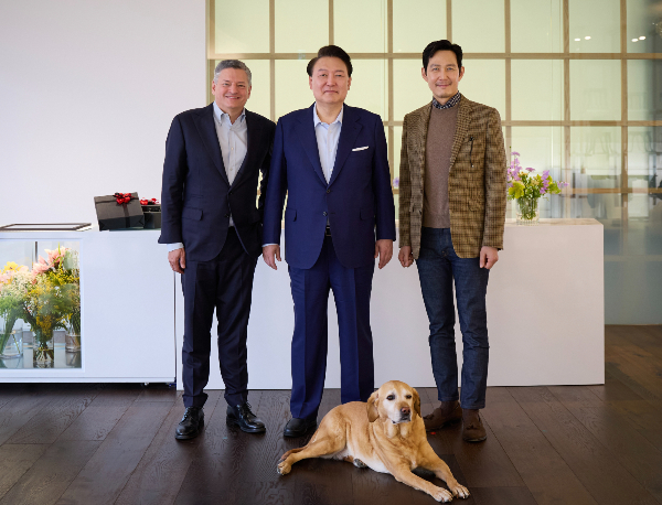 테드 서랜도스 넷플릭스 공동 대표이사(CEO)가 지난 주말 서울을 방문해 윤석열 대통령과의 만남과 넷플릭스 대표 인기 드라마 '오징어 게임' 시즌2 촬영장을 방문한 소감을 전했다. 사진은 윤석열 대통령이 지난 17일 서울 용산구 한남동 관저에 테드 서랜도스 넷플릭스 공동대표, '오징어게임2'에 출연하는 배우 이정재를 초청해 오찬을 함께한 뒤 기념 촬영을 하는 모습. /사진=뉴스1